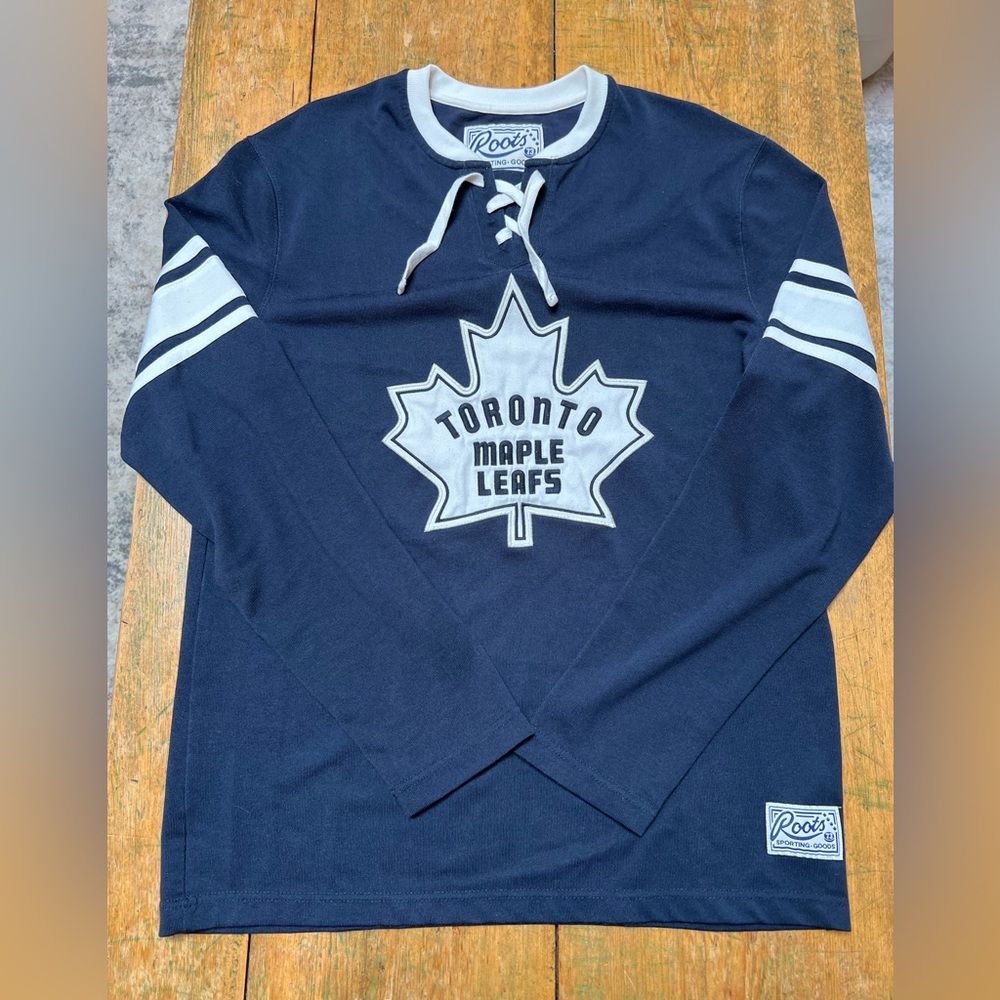 Toronto Maple Leafs Roots Men’s Medium Sweater
